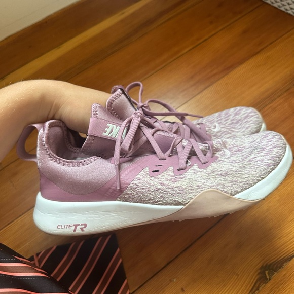 Nike Elite TR sneakers size 7 in great condition - Picture 2 of 5